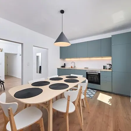 Riverside Center, 3 Bedroom Near Danube River Apartament