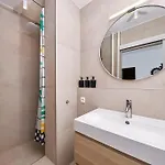 Riverside Center, 3 Bedroom Near Danube River *